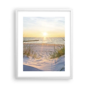 Poster in een witte lijst - Het geluid van de zee, het zingen van vogels, een wild strand tussen het gras... - 40x50 cm
