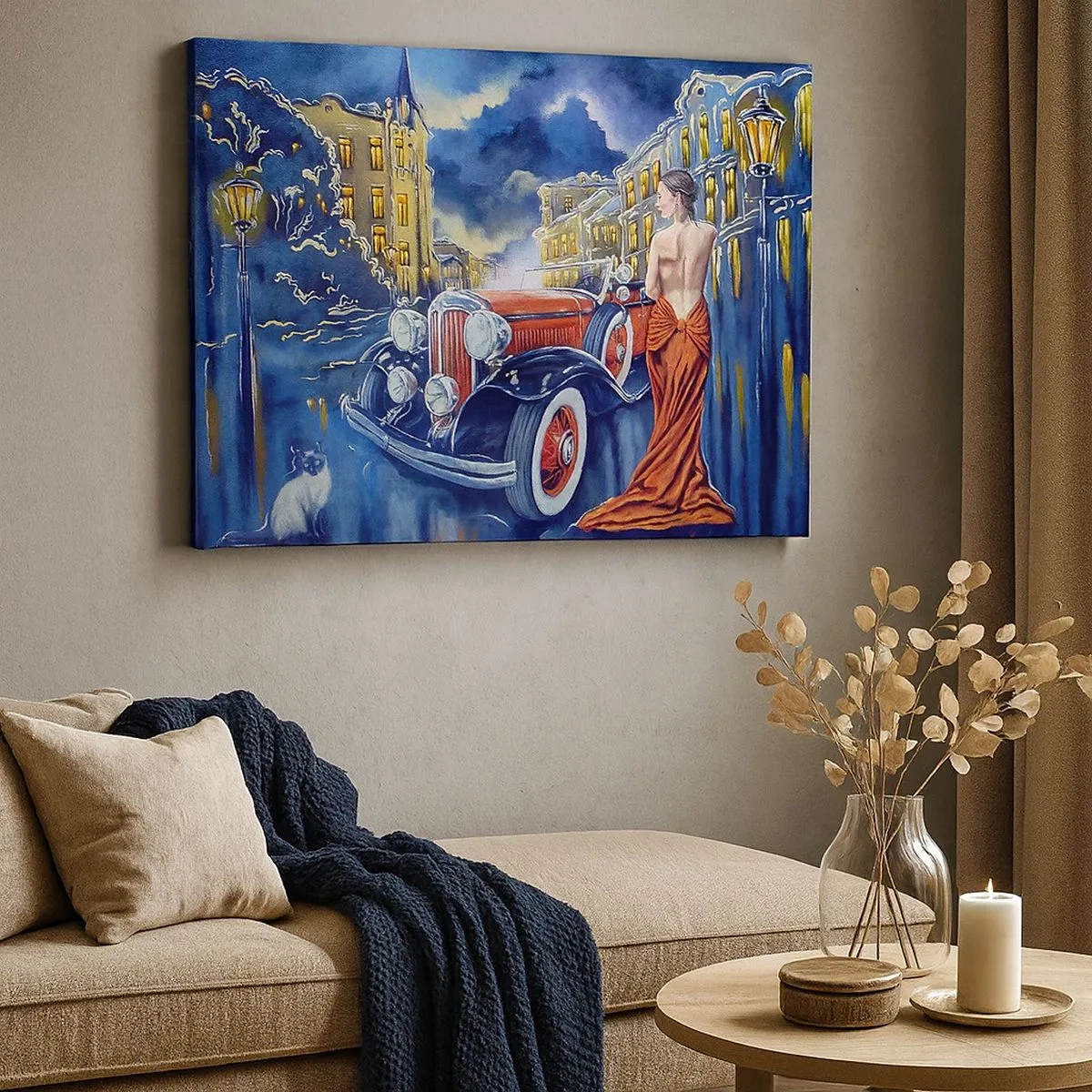 Schilderen op canvas - Een vrouw in een elegante jurk bij een retro-auto 's nachts - 70x50cm - Nocturne in blauw en koraal - Moderne wanddecoratie voor woonkamer en slaapkamer ARTTOR