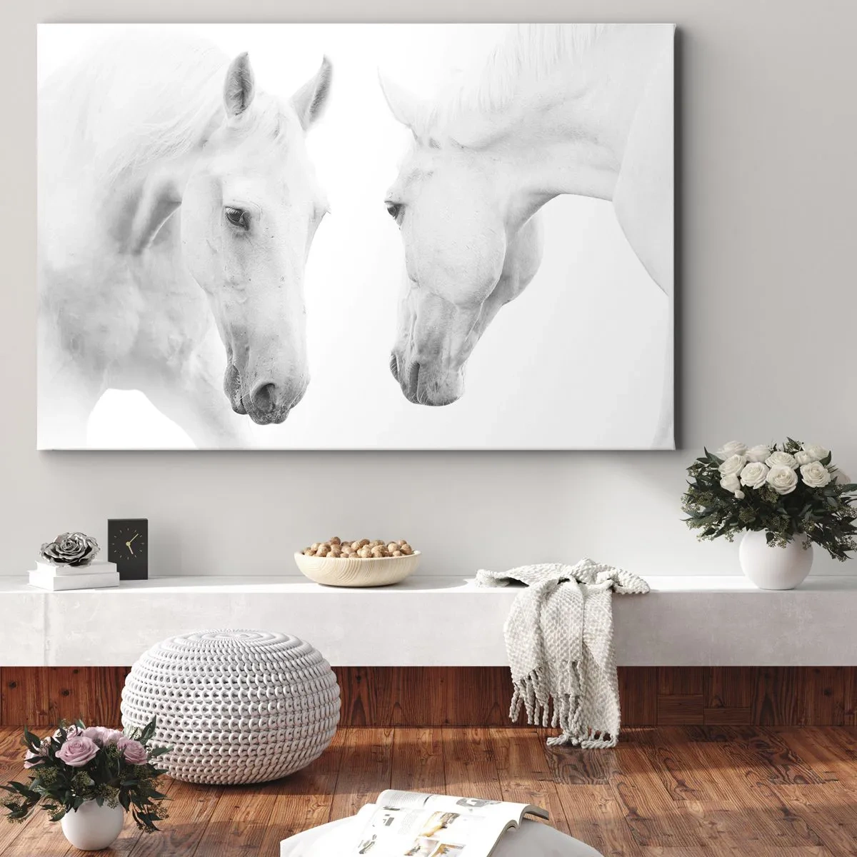 Schilderen op canvas - Een minimalistisch portret van twee witte paarden - 70x50cm - Is dit vriendschap...? - Moderne wanddecoratie voor woonkamer en slaapkamer ARTTOR