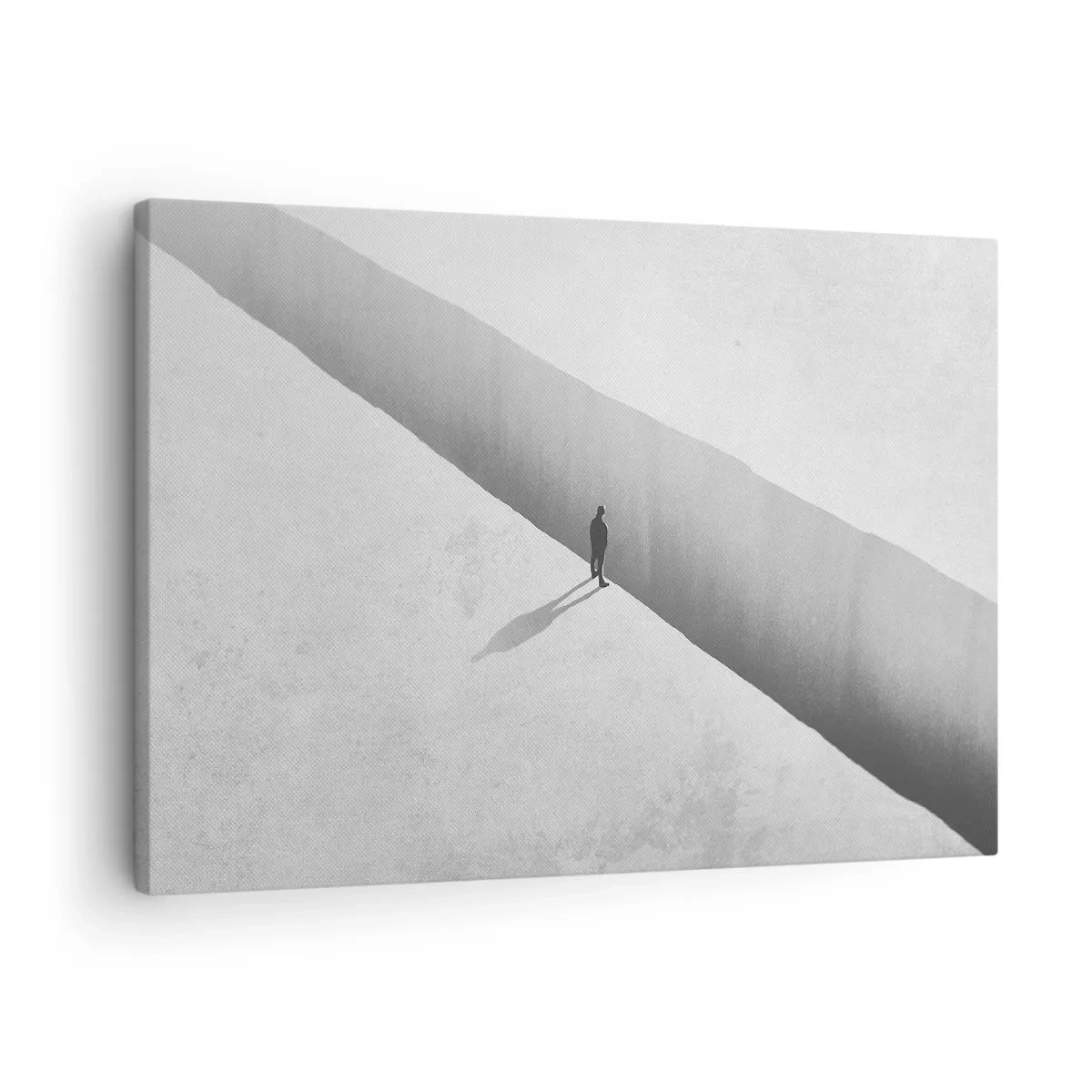 Schilderen op canvas - Een eenzame figuur staat boven een diepe kloof in een monochrome setting. - 70x50cm - Een duidelijk doel - Moderne wanddecoratie voor woonkamer en slaapkamer ARTTOR