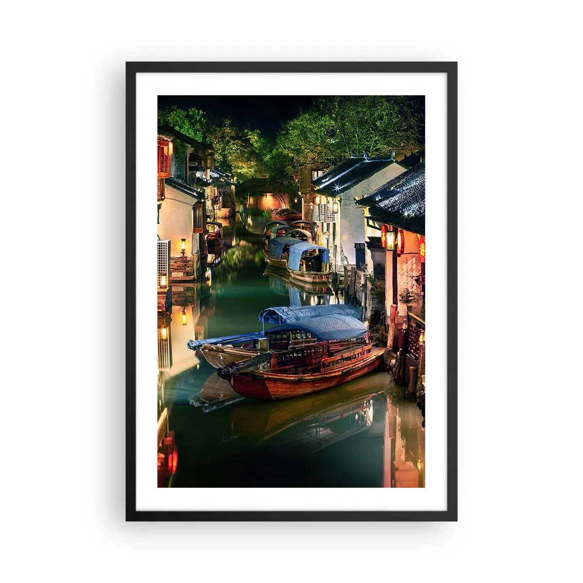 Poster in een zwarte lijst - Een waterkanaal met boten, omringd door traditionele gebouwen 's nachts - 50x70cm - Een avond op een Chinese straat - Moderne wanddecoratie voor woonkamer en slaapkamer ARTTOR