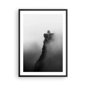 Poster in een zwarte lijst - Een eenzame boom aan de rand van een klif, omgeven door mist - 50x70cm - Aan de rand van de wereld - Moderne wanddecoratie voor woonkamer en slaapkamer ARTTOR