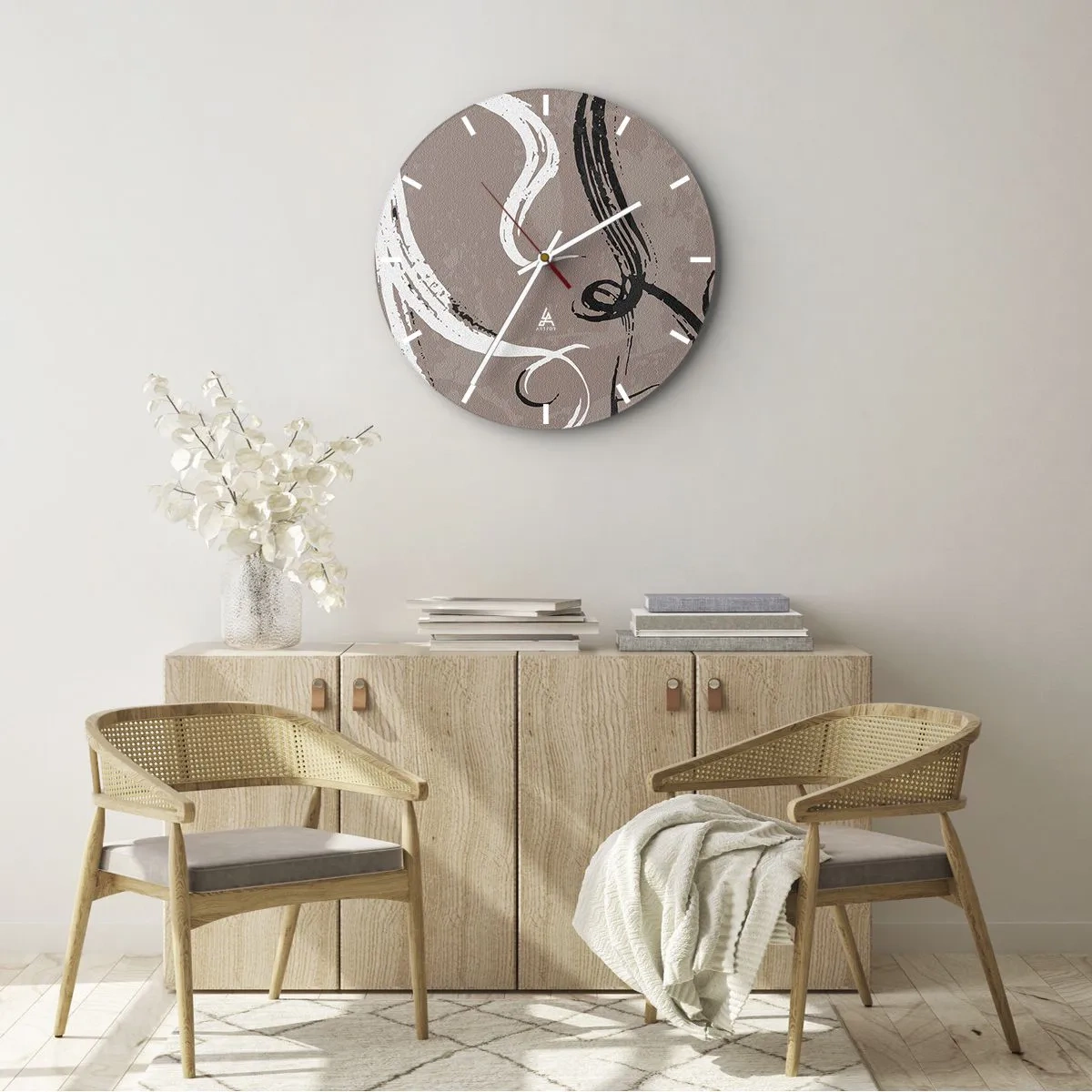 Wandklok - Klok - Bruine achtergrond met expressieve zwart-witte penseelstreken - 30x30cm - Compositie – de zoektocht naar volheid - Moderne wanddecoratie voor woonkamer, keuken en slaapkamer ARTTOR