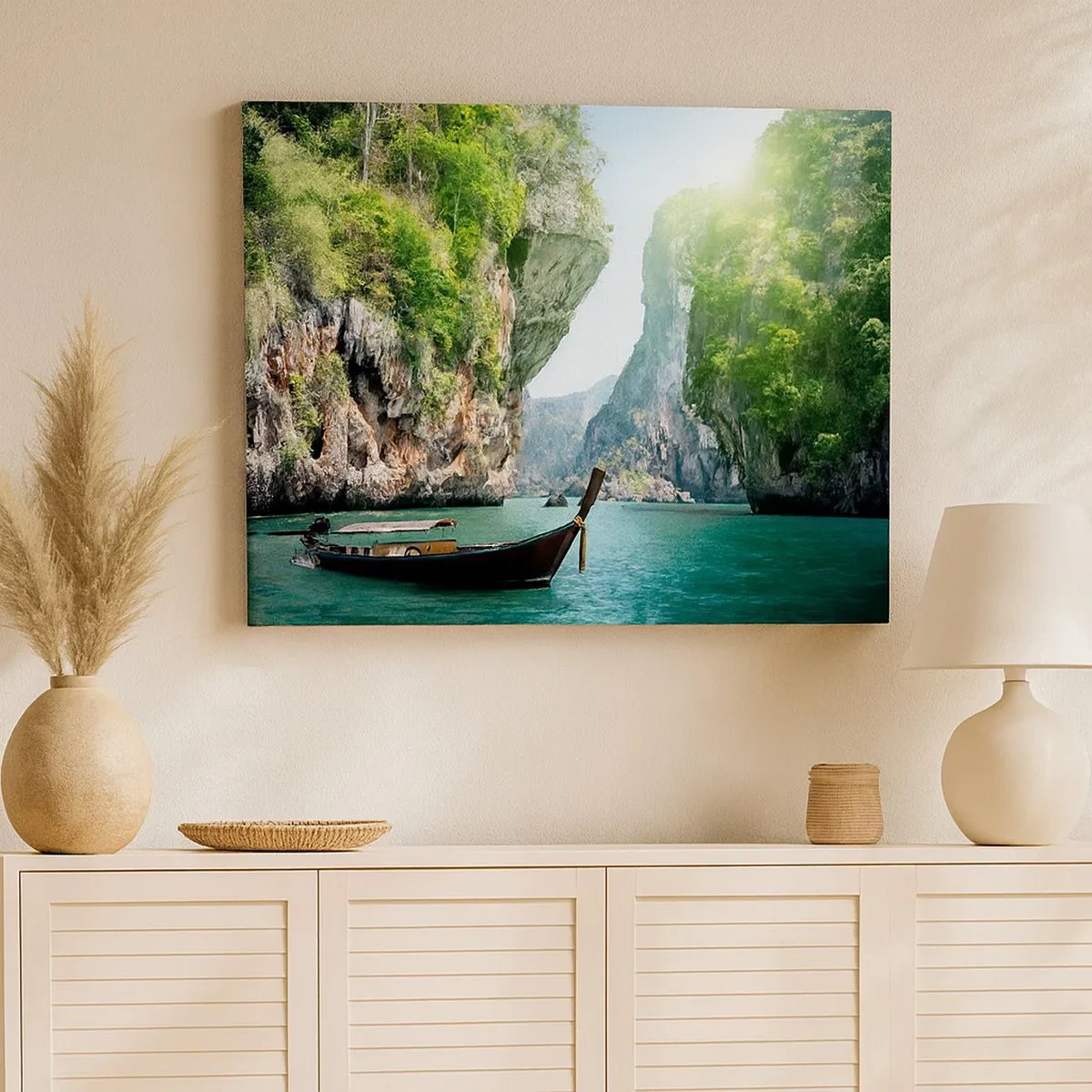 Schilderen op canvas - Een traditionele boot tegen een achtergrond van tropische kliffen en turquoise wateren - 70x50cm - Een uitnodiging voor een exotische reis - Moderne wanddecoratie voor woonkamer en slaapkamer ARTTOR