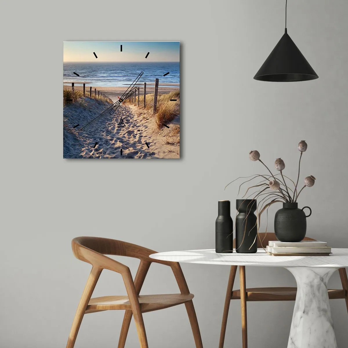 Wandklok - Klok - Het geluid van de zee, het zingen van vogels, een wild strand tussen het gras... - 30x30 cm