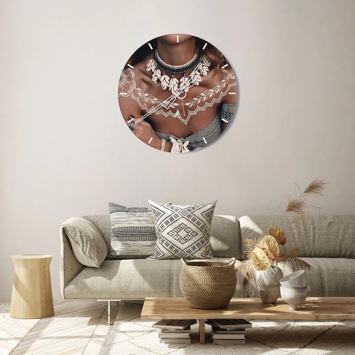 Wandklok - Klok - Decoratief portret van een vrouw met etnische sieraden en hennapatronen - 30x30cm - Talismannen, rituelen van vrouwelijkheid - Moderne wanddecoratie voor woonkamer, keuken en slaapkamer ARTTOR