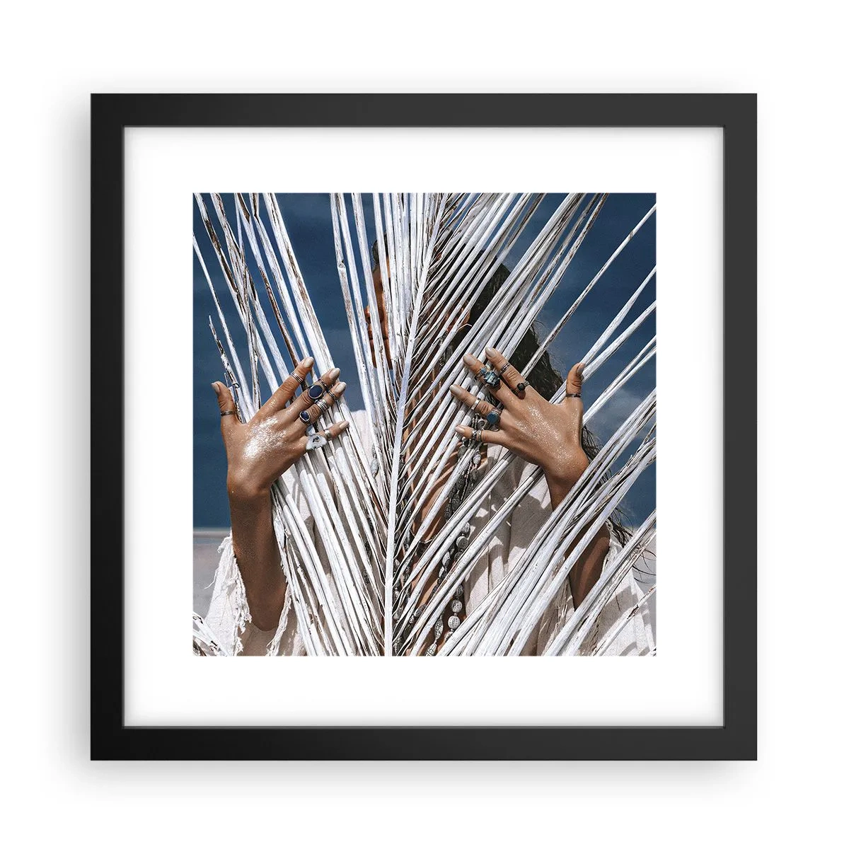 Poster in een zwarte lijst - Het meisje van de sjamaan? - 30x30 cm