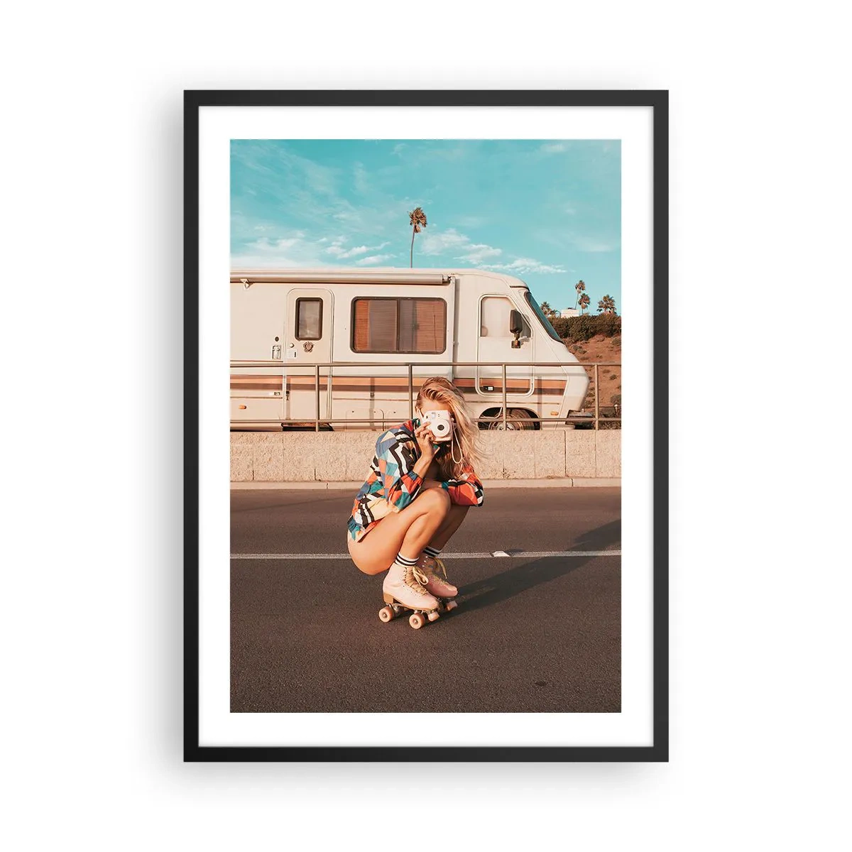 Poster in een zwarte lijst - Een meisje op rolschaatsen met een camera voor een camperbusje - 50x70cm - Lach alsjeblieft! - Moderne wanddecoratie voor woonkamer en slaapkamer ARTTOR