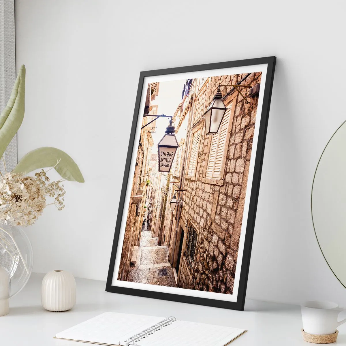Poster in een zwarte lijst - Een charmante stenen straat met lantaarns en trappen - 50x70cm - Een charmant steegje - Moderne wanddecoratie voor woonkamer en slaapkamer ARTTOR