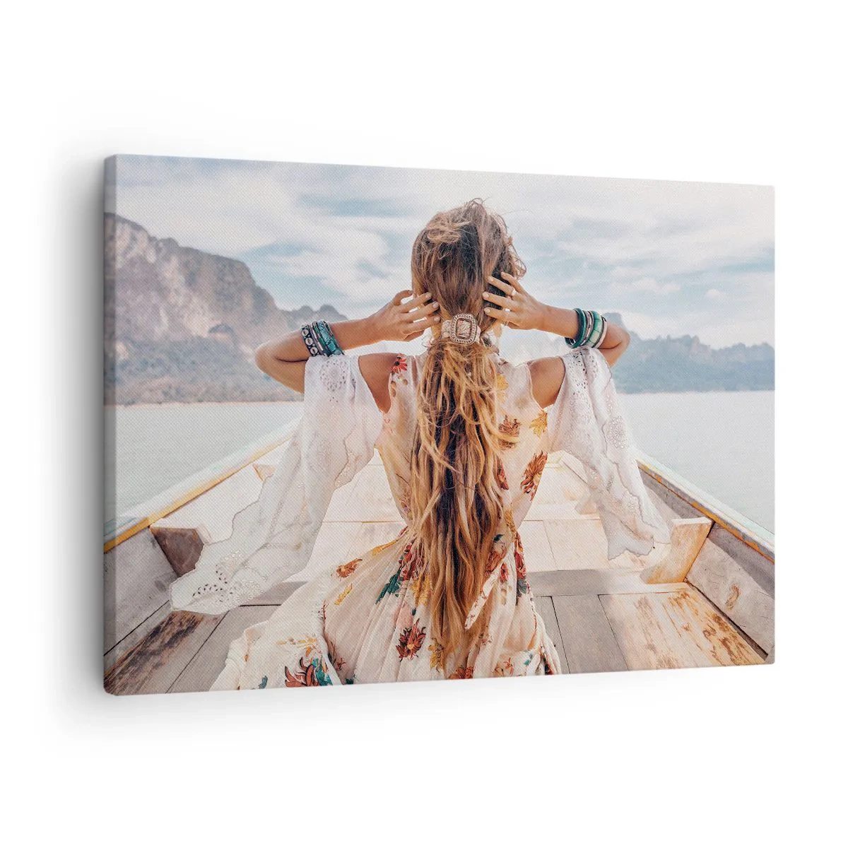 Schilderen op canvas - Vrouw op een boot met uitzicht op de bergen en het water, boho-stijl - 70x50cm - Op weg naar geluk - Moderne wanddecoratie voor woonkamer en slaapkamer ARTTOR