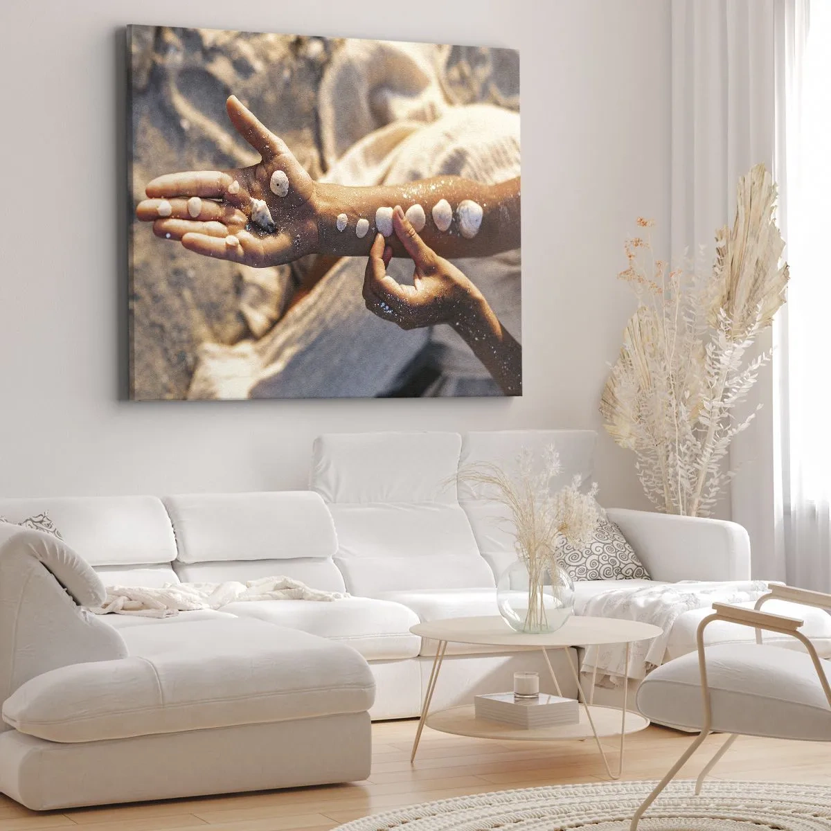 Schilderen op canvas - Handen met schelpen gerangschikt op de zandachtergrond - 70x50cm - Schoonheid binnen handbereik - Moderne wanddecoratie voor woonkamer en slaapkamer ARTTOR
