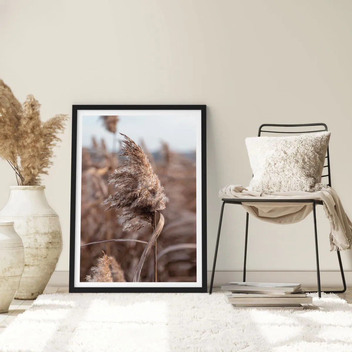 Poster in een zwarte lijst - Close-up van droog riet in natuurlijke tinten tegen de lucht - 50x70cm - Tijd om met de wind mee te gaan - Moderne wanddecoratie voor woonkamer en slaapkamer ARTTOR