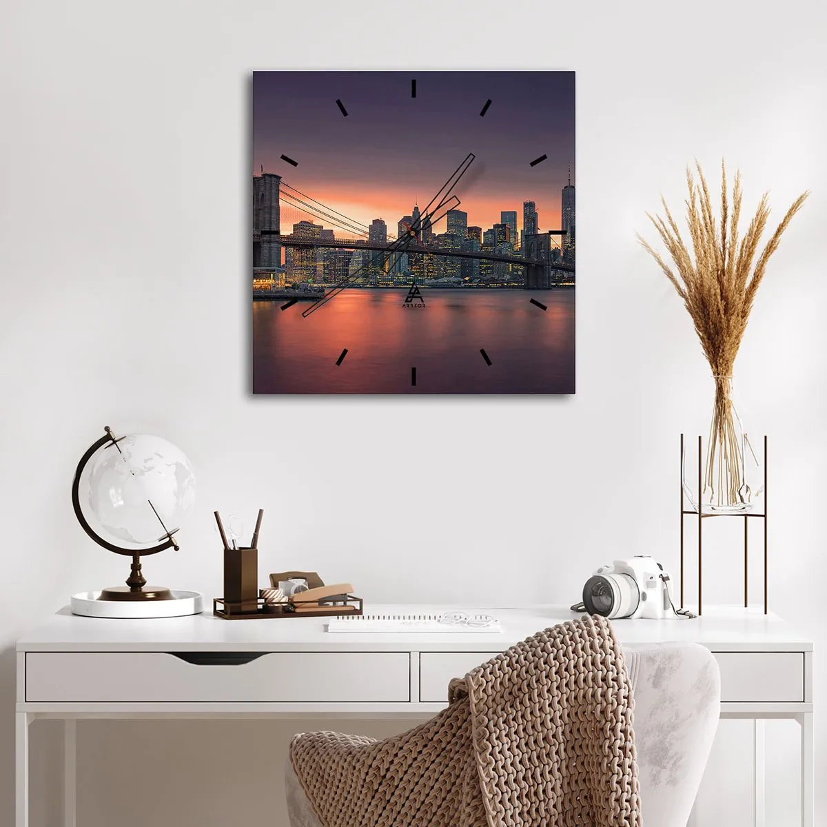 Wandklok - Klok - Ondergedompeld in lila stilte - 30x30 cm