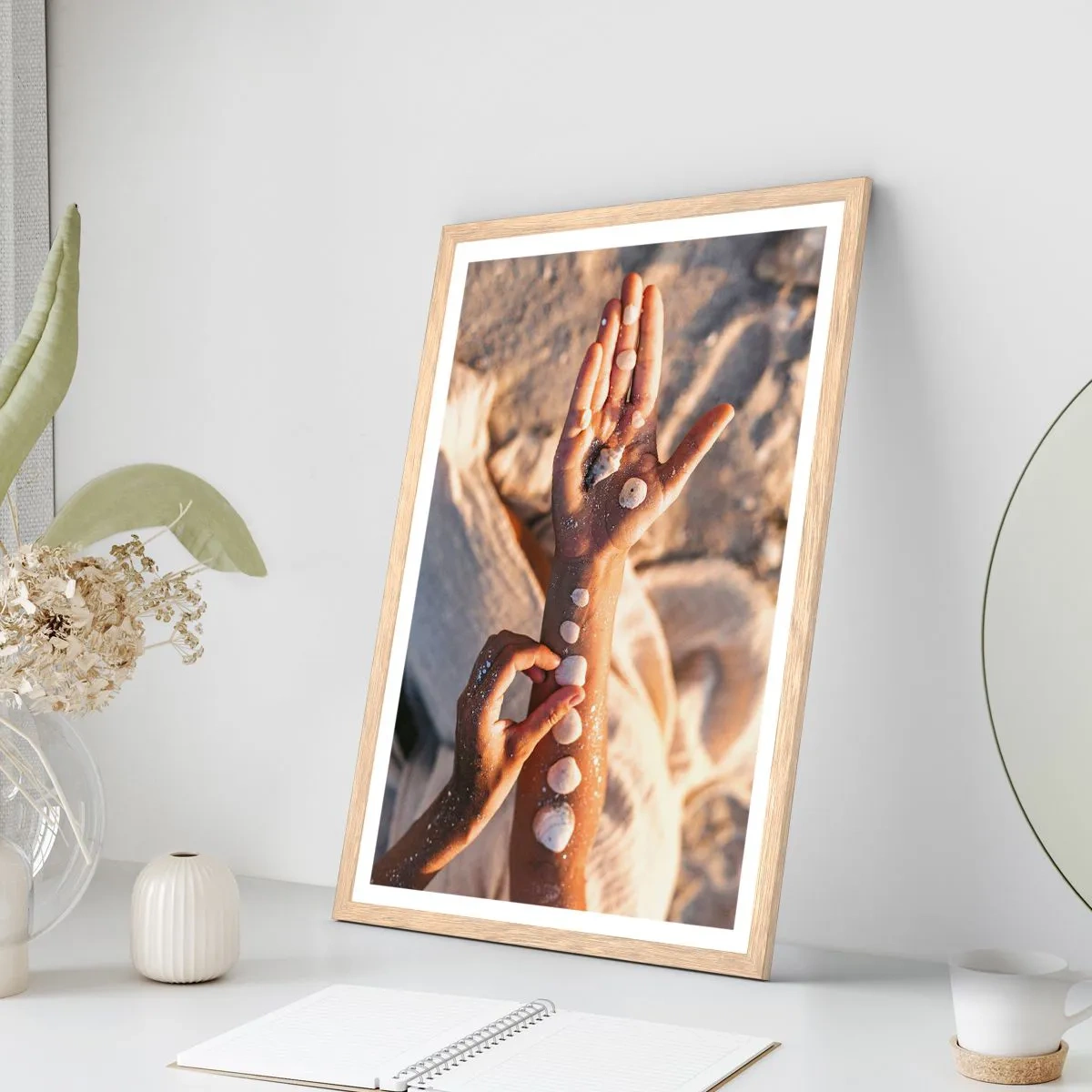 Een poster in een licht eiken lijst - Schoonheid binnen handbereik - 70x100 cm