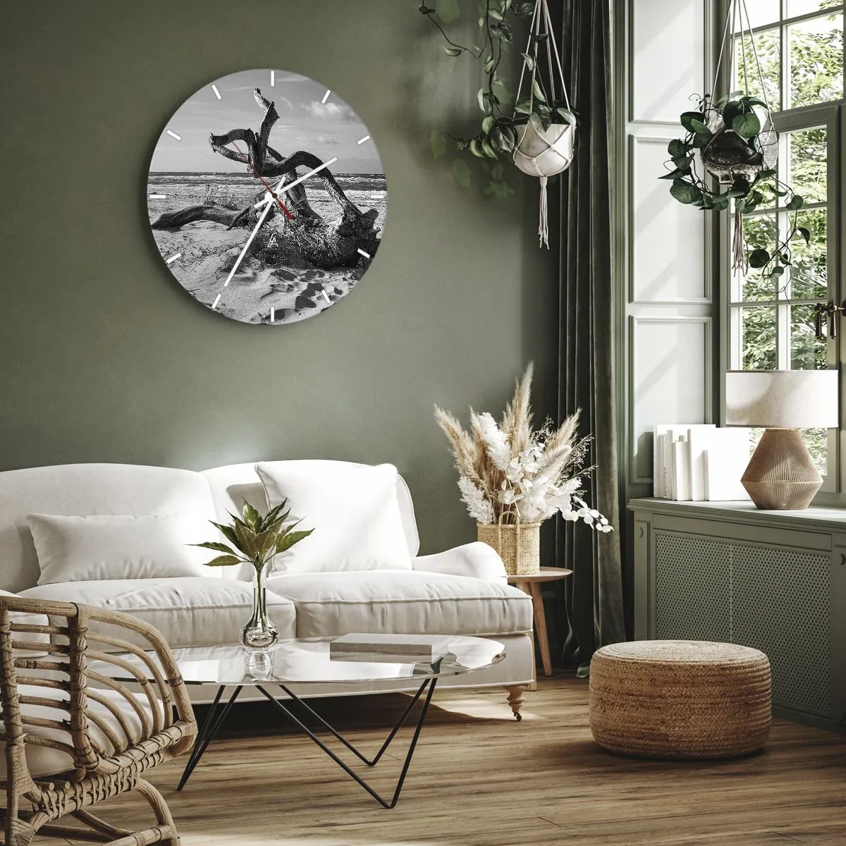 Wandklok - Klok - Een zwart-wit landschap met een gevallen tak op een zandstrand. - 30x30cm - Zee sculptuur - Moderne wanddecoratie voor woonkamer, keuken en slaapkamer ARTTOR