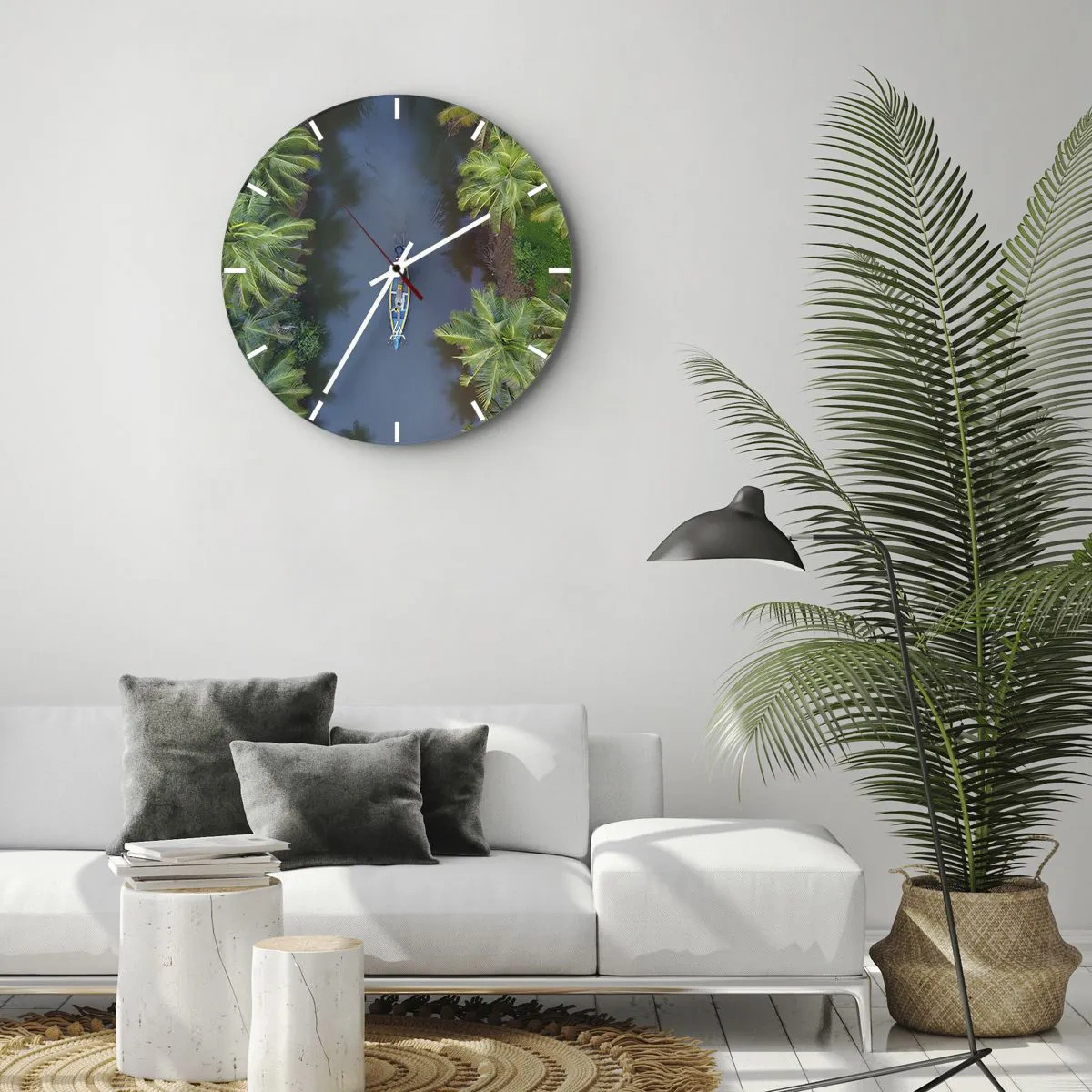 Wandklok - Klok - Een boot op een tropische rivier tussen de palmbomen, gezien vanuit vogelperspectief. - 30x30cm - Op een tropisch parcours - Moderne wanddecoratie voor woonkamer, keuken en slaapkamer ARTTOR