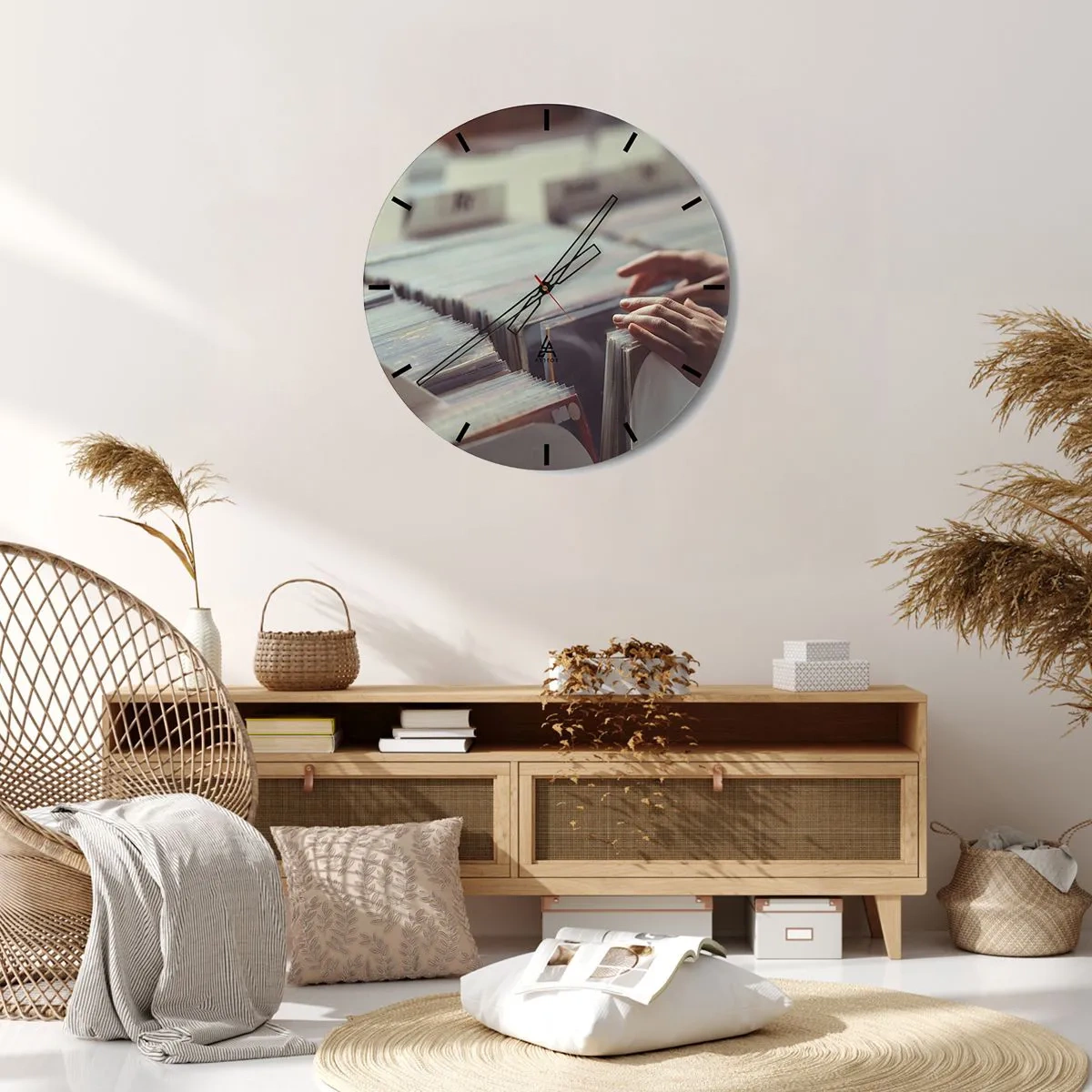 Wandklok - Klok - Vinyl snuffelen in een muziekwinkel - 30x30cm - Op zoek naar emoties - Moderne wanddecoratie voor woonkamer, keuken en slaapkamer ARTTOR