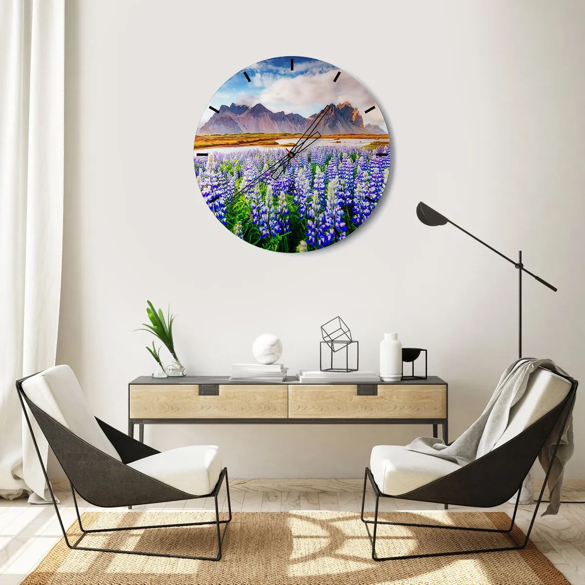 Wandklok - Klok - Landschap met bloemenvelden en bergen op de achtergrond - 30x30cm - Kracht en soberheid naast zachtheid - Moderne wanddecoratie voor woonkamer, keuken en slaapkamer ARTTOR