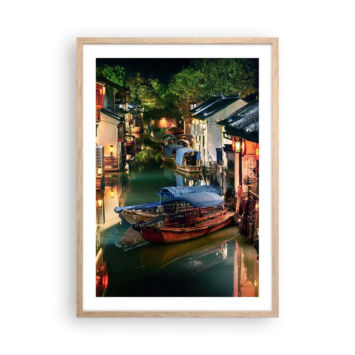 Een poster in een licht eiken lijst - Een avond op een Chinese straat - 50x70 cm