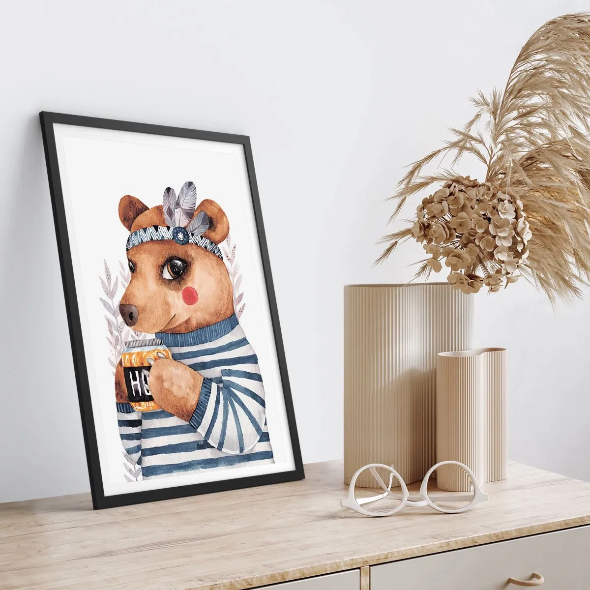 Poster in een zwarte lijst - Een charmante teddybeer in een matrozentrui met een beker in zijn handen - 50x70cm - Zoete beer - Moderne wanddecoratie voor woonkamer en slaapkamer ARTTOR