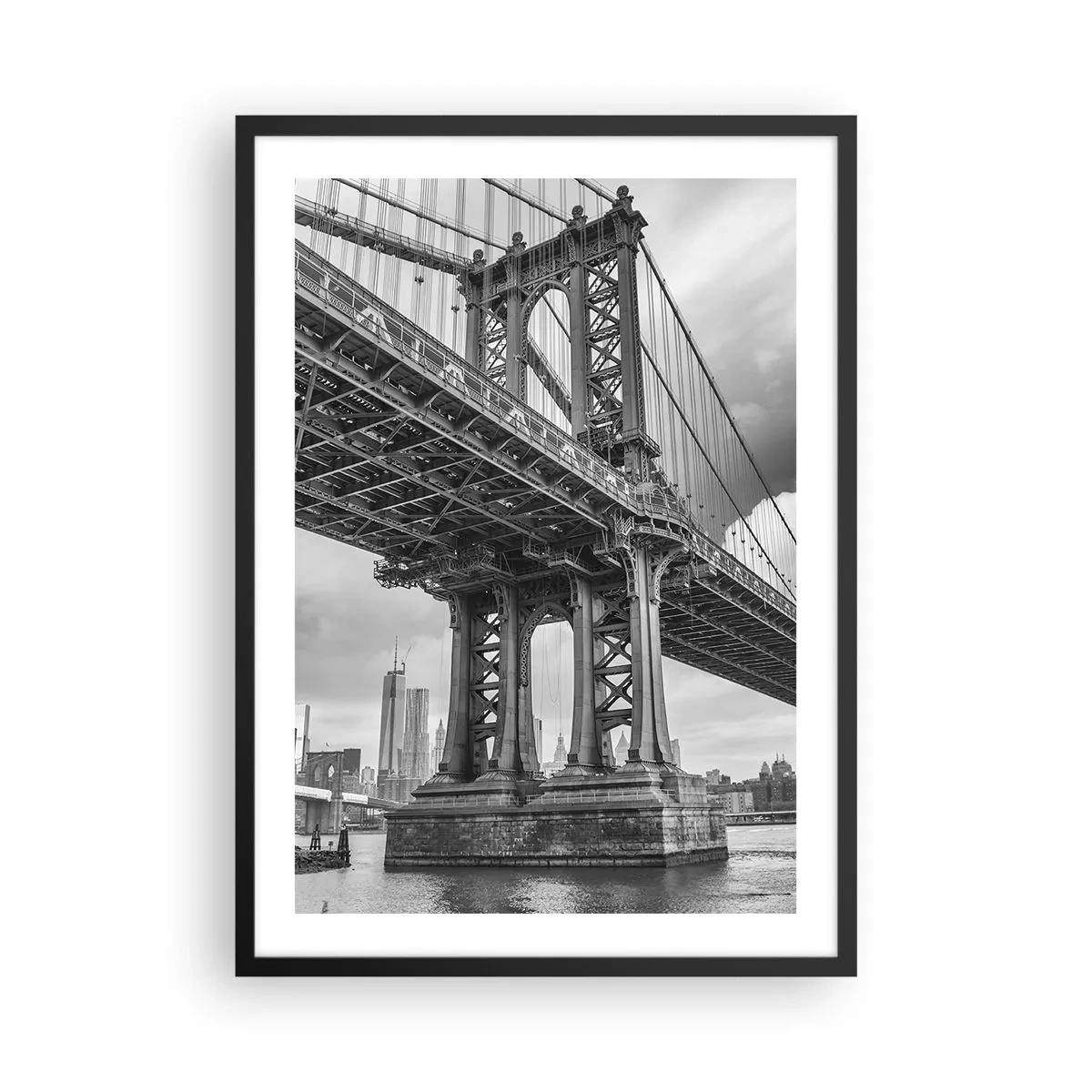 Poster in een zwarte lijst - Een brug in zwart-wit tegen de achtergrond van een stedelijk landschap - 50x70cm - Naar het hart van de stad - Moderne wanddecoratie voor woonkamer en slaapkamer ARTTOR