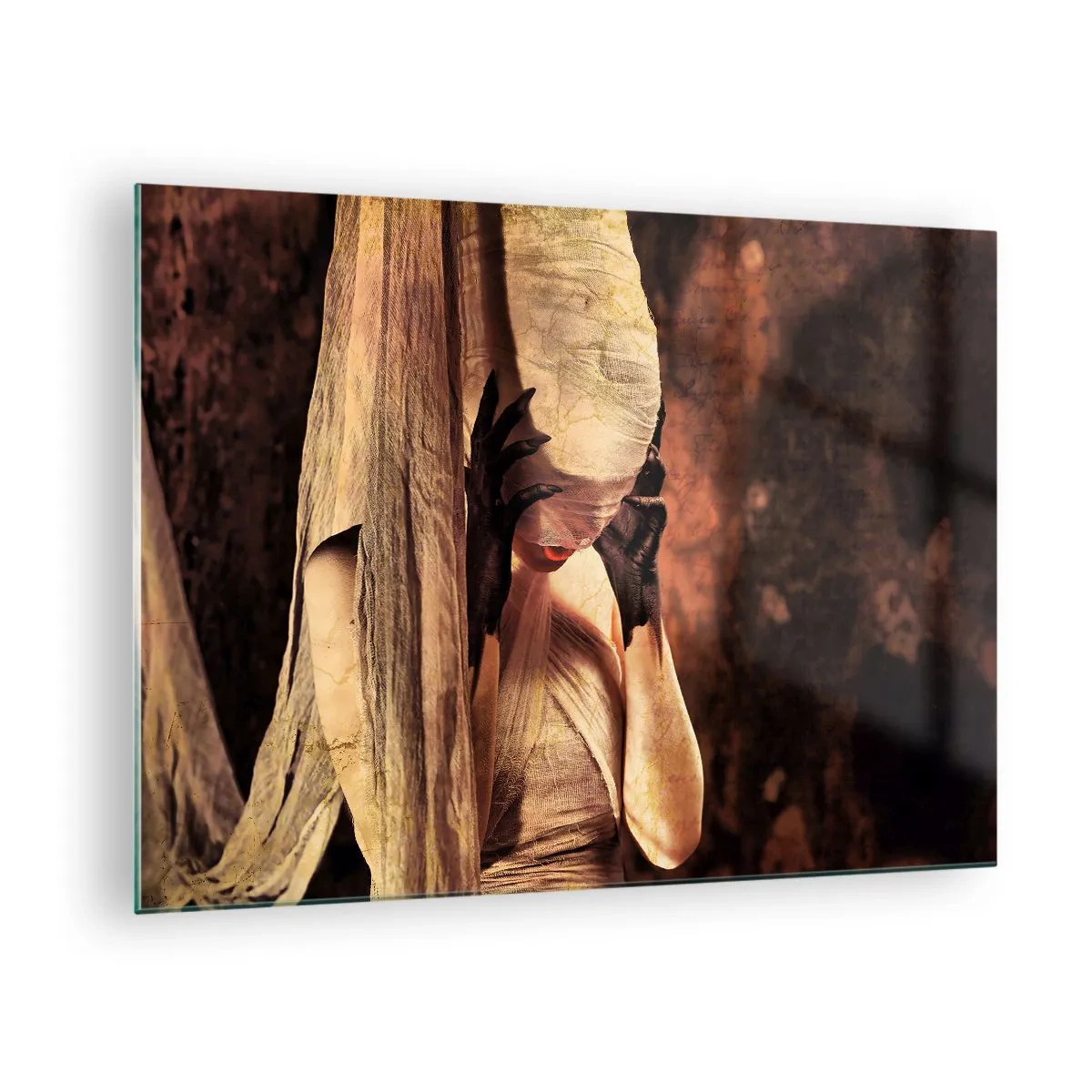 Schilderen op glas - Een mysterieuze vrouw omringd door gouden stoffen - 70x50cm - Tussen goed en kwaad - Moderne wanddecoratie voor woonkamer en slaapkamer ARTTOR