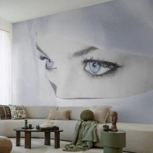 Fotobehang Standard Eco - Een mysterieuze vrouw in het wit met intens blauwe ogen - 100x70cm - Van duizend en één nacht - Moderne wanddecoratie voor woonkamer en slaapkamer ARTTOR