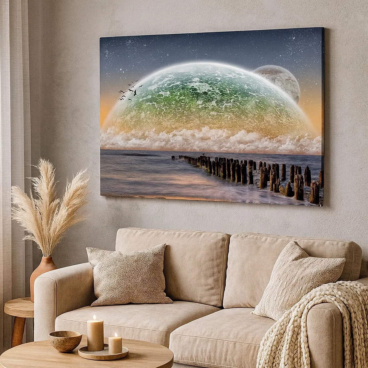 Schilderen op canvas - Een fantastisch landschap met een grote planeet boven de zee en een houten pier. - 70x50cm - En de wereld kwam uit het water - Moderne wanddecoratie voor woonkamer en slaapkamer ARTTOR