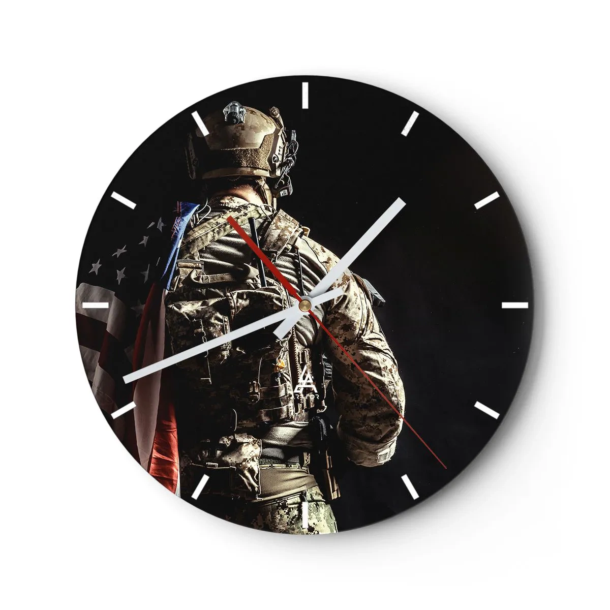 Wandklok - Klok - Een soldaat in uniform met een rugzak en een vlag tegen een donkere achtergrond - 30x30cm - Dat is waarom - Moderne wanddecoratie voor woonkamer, keuken en slaapkamer ARTTOR