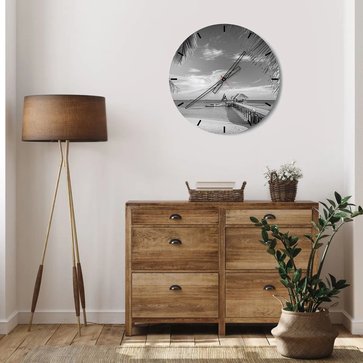 Wandklok - Klok - Een zwart-witte pier met een prieel aan de oceaan en palmbomen in het kader. - 30x30cm - Herinnering of droom? - Moderne wanddecoratie voor woonkamer, keuken en slaapkamer ARTTOR