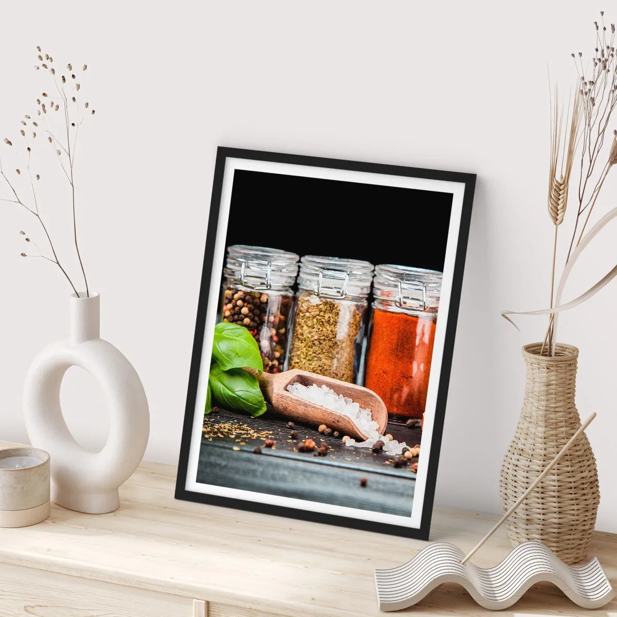 Poster in een zwarte lijst - Potten met kruiden op een donkere achtergrond - 50x70cm - Zodat het leven smaak heeft - Moderne wanddecoratie voor woonkamer en slaapkamer ARTTOR