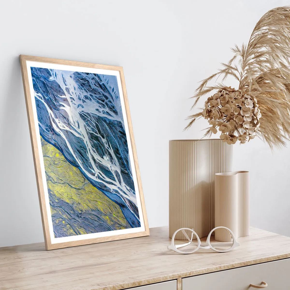 Een poster in een licht eiken lijst - Rotstekeningen van de natuur - 61x91 cm