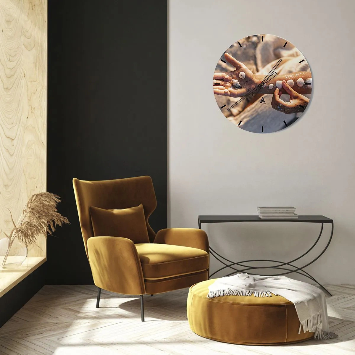 Wandklok - Klok - Schelpen op de hand van een kind tegen een achtergrond van zand - 30x30cm - Schoonheid binnen handbereik - Moderne wanddecoratie voor woonkamer, keuken en slaapkamer ARTTOR