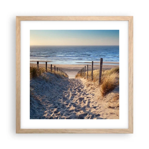 Een poster in een licht eiken lijst - Het geluid van de zee, het zingen van vogels, een wild strand tussen het gras... - 40x40 cm
