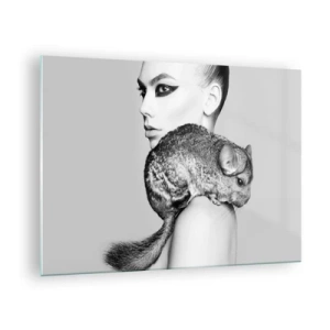 Schilderen op glas - Portret van een vrouw met een chinchilla in zwart-wit - 70x50cm - Dame met een chinchilla - Moderne wanddecoratie voor woonkamer en slaapkamer ARTTOR