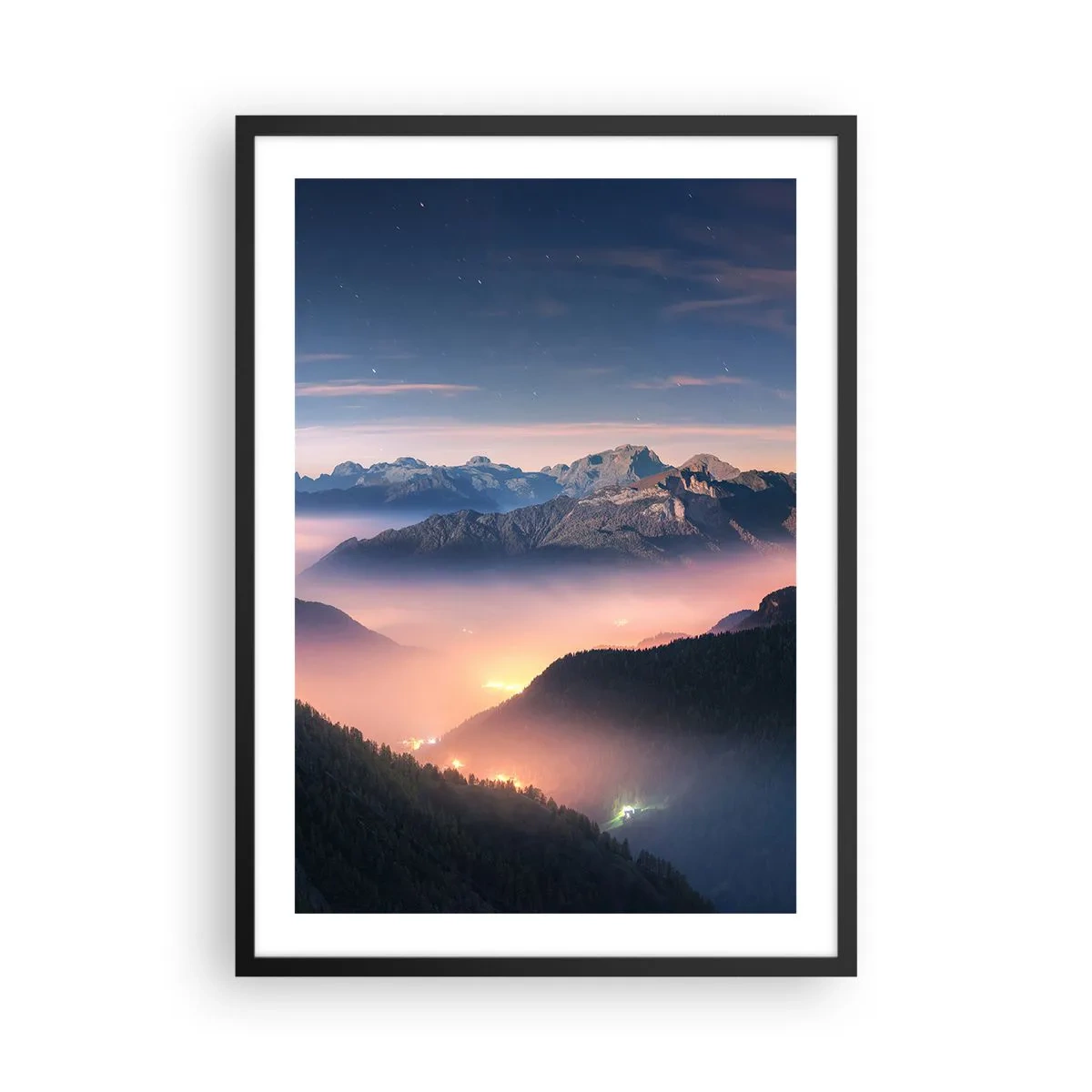 Poster in een zwarte lijst - Een magisch uitzicht op bergdalen verlicht door nachtlicht - 50x70cm - Licht in de dalen - Moderne wanddecoratie voor woonkamer en slaapkamer ARTTOR