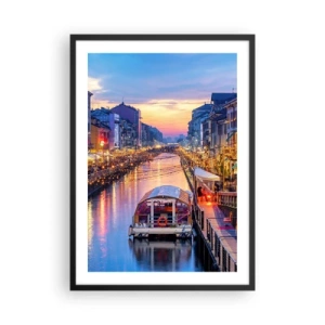 Poster in een zwarte lijst - Kanaal met boot en avondverlichting in een pastelkleurige zonsondergang - 50x70cm - Een avond vol licht en plezier - Moderne wanddecoratie voor woonkamer en slaapkamer ARTTOR