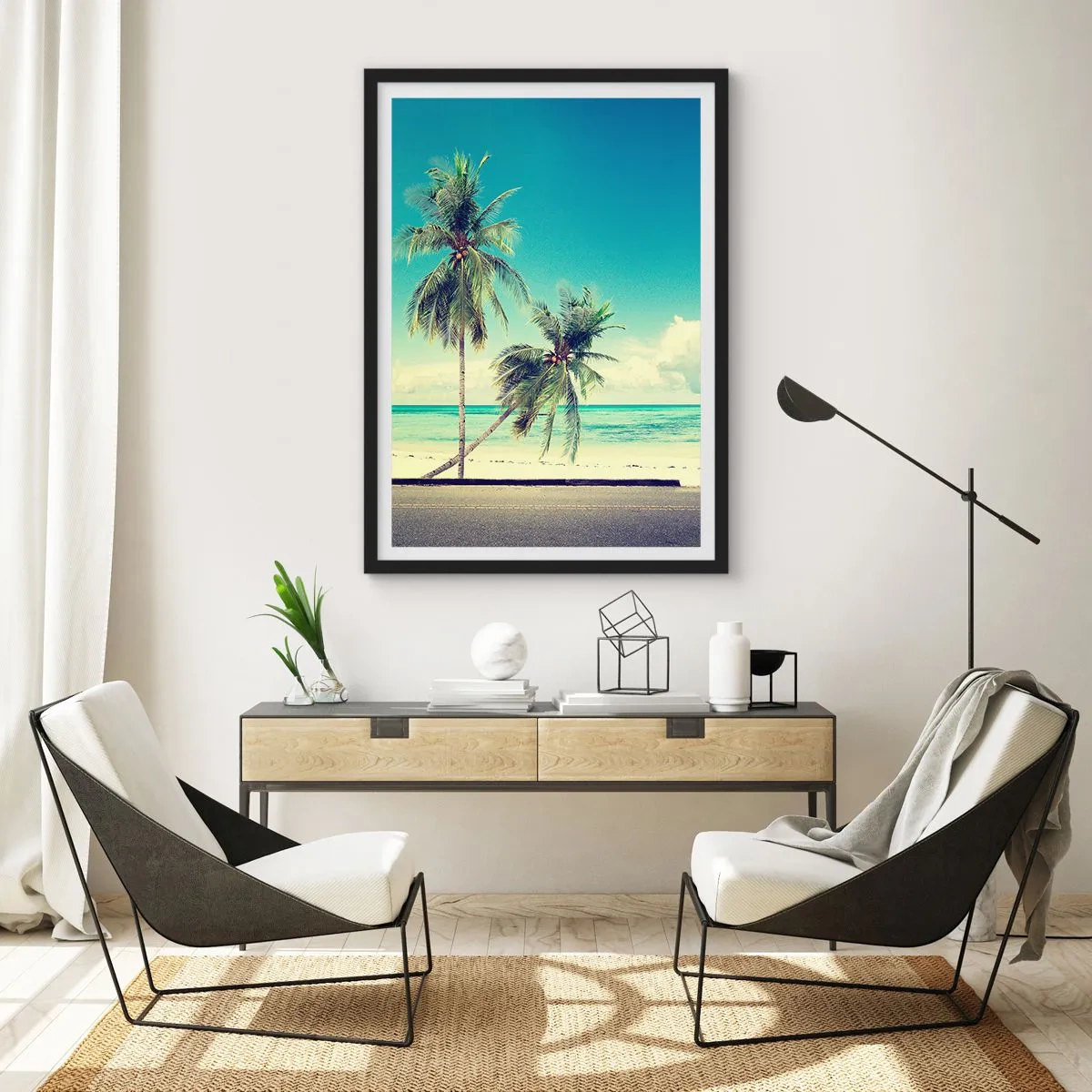Poster in een zwarte lijst - Twee palmbomen op het strand met een blauwe lucht - 50x70cm - Tijd om aan je vakantie te beginnen. - Moderne wanddecoratie voor woonkamer en slaapkamer ARTTOR