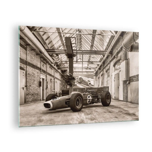 Schilderen op glas - Een klassieke racewagen in een industriële hal - 70x50cm - De rust van de winnaar - Moderne wanddecoratie voor woonkamer en slaapkamer ARTTOR