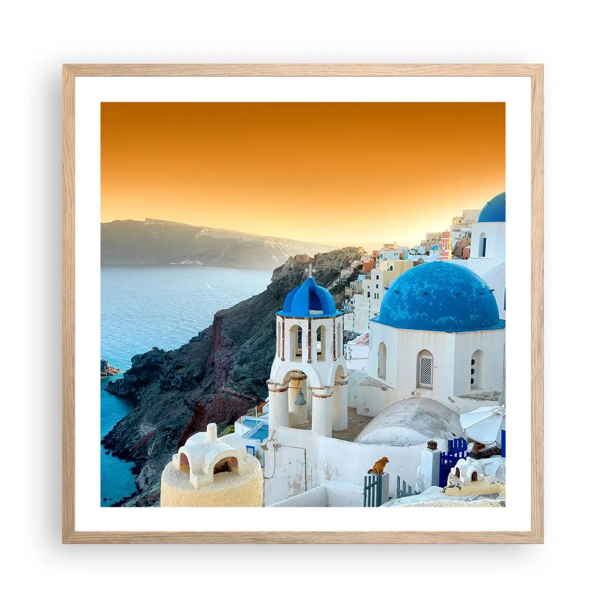 Een poster in een licht eiken lijst - Santorini - genesteld tegen de rotsen - 60x60 cm