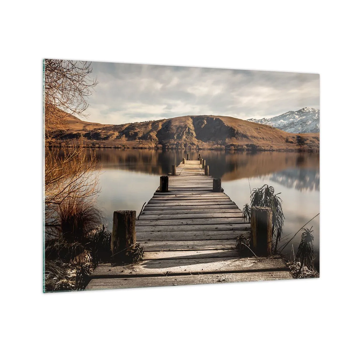 Schilderen op glas - Een houten steiger boven een meer met uitzicht op de bergen op de achtergrond - 70x50cm - Landschap in stilte - Moderne wanddecoratie voor woonkamer en slaapkamer ARTTOR