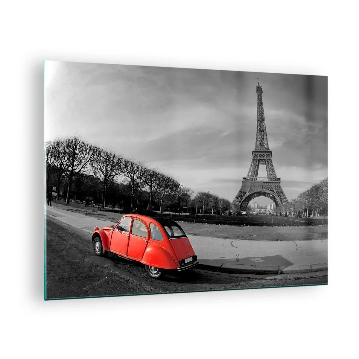 Schilderen op glas - Een rode auto met de Eiffeltoren op de achtergrond in een zwart-witte setting - 70x50cm - Meer Parijs dan Parijs zelf - Moderne wanddecoratie voor woonkamer en slaapkamer ARTTOR