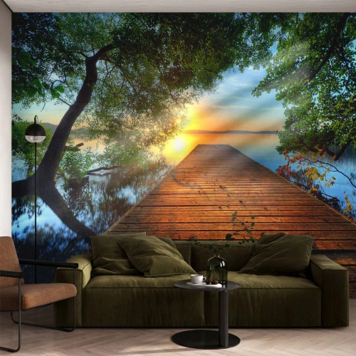 Fotobehang Premium Sand - Neem de tijd, ga zitten - Landschap, Houten brug, Meer - 100x70 cm