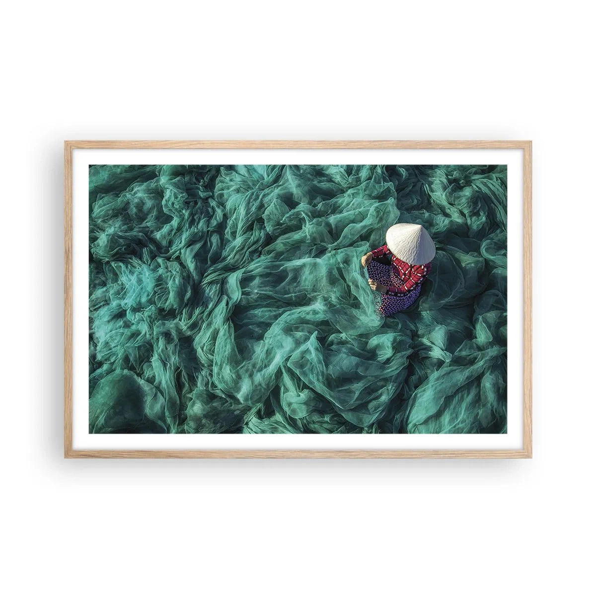 Een poster in een licht eiken lijst - In een zee van netten - 91x61 cm