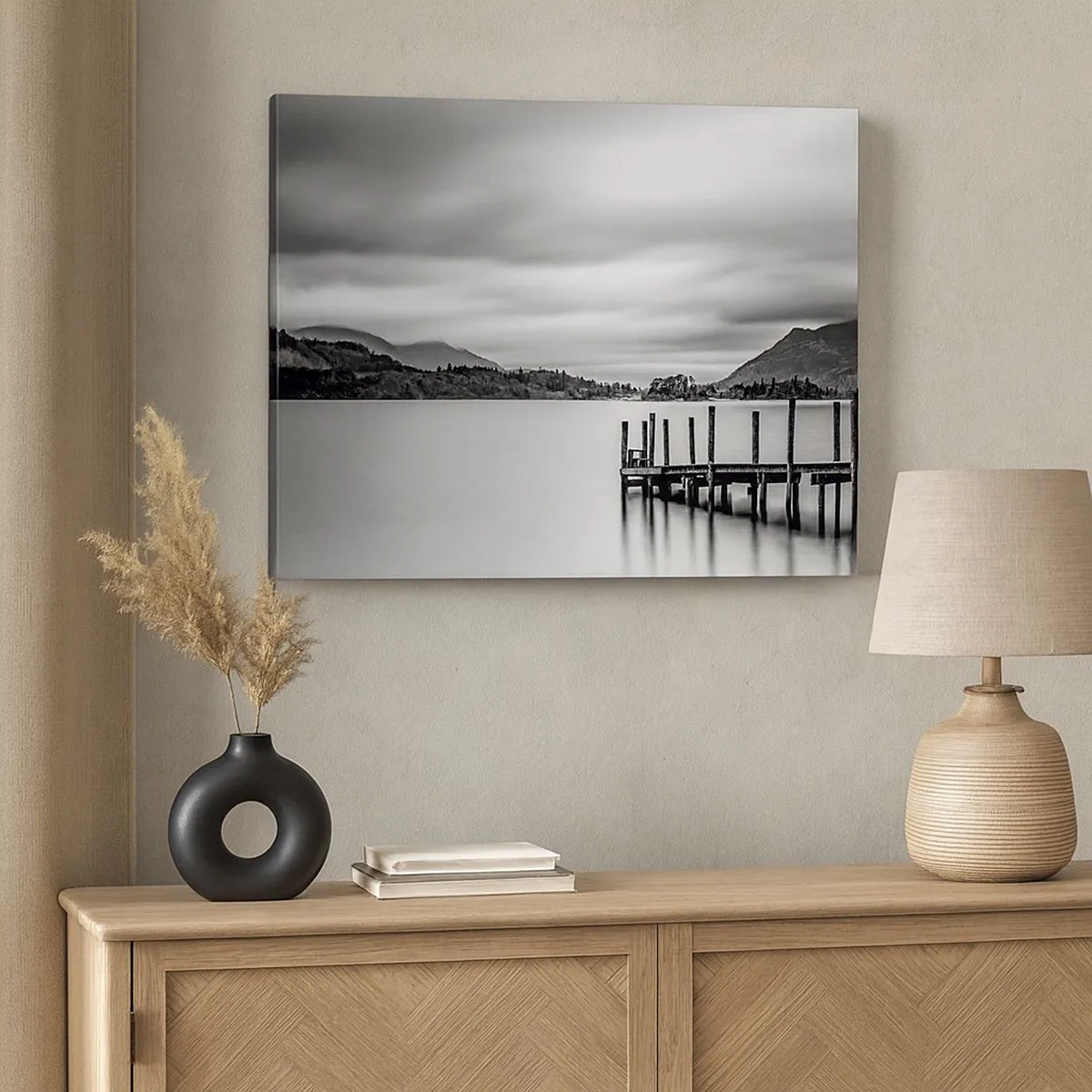 Schilderen op canvas - Zwart-wit landschap met een pier over een meer - 70x50cm - Zachtheid en kracht - Moderne wanddecoratie voor woonkamer en slaapkamer ARTTOR