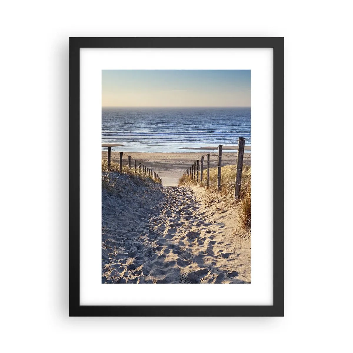 Poster in een zwarte lijst - Het geluid van de zee, het zingen van vogels, een wild strand tussen het gras... - 30x40 cm