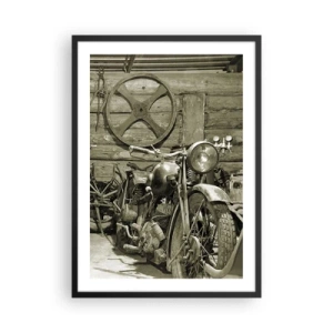 Poster in een zwarte lijst - Een oude motorfiets in een houten schuur met een wiel op de achtergrond - 50x70cm - In de schuur van oom Władek - Moderne wanddecoratie voor woonkamer en slaapkamer ARTTOR