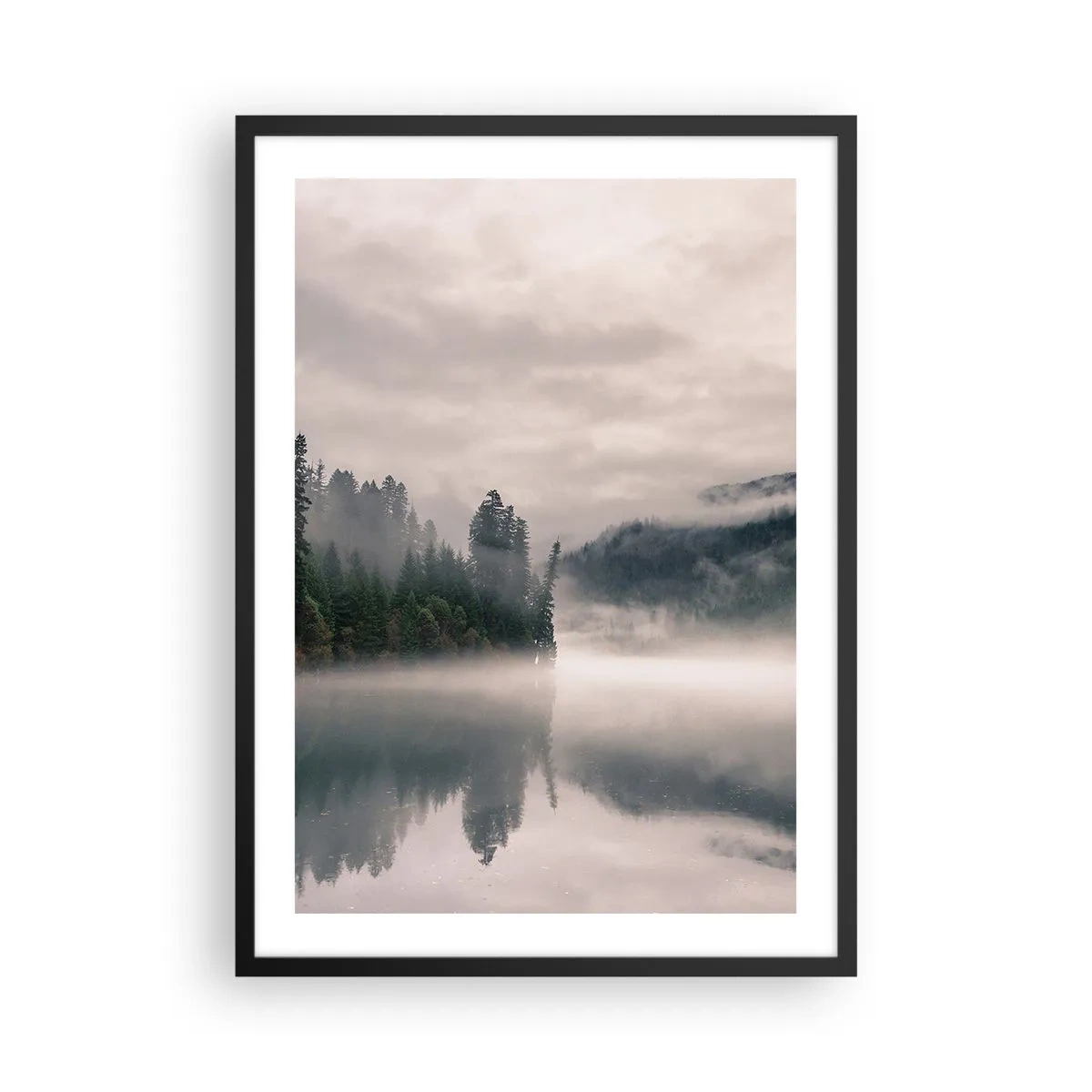 Poster in een zwarte lijst - Een mistig bos weerspiegeld in het kalme oppervlak van het meer - 50x70cm - In reflectie, in de mist - Moderne wanddecoratie voor woonkamer en slaapkamer ARTTOR