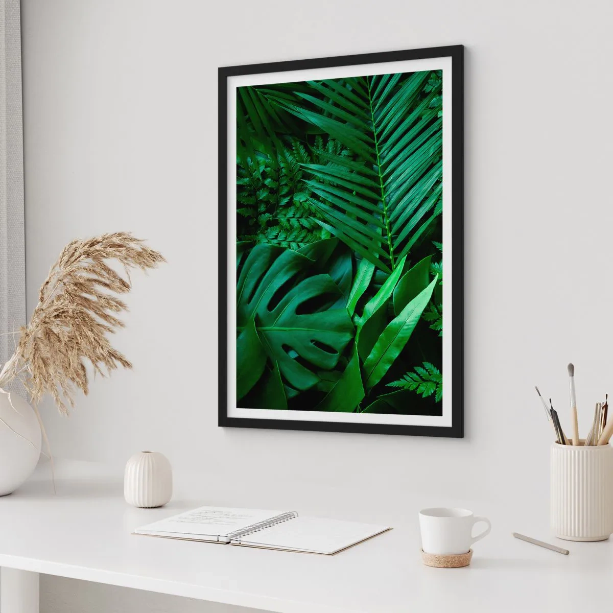 Poster in een zwarte lijst - Ineengedoken in het groen - 70x100 cm