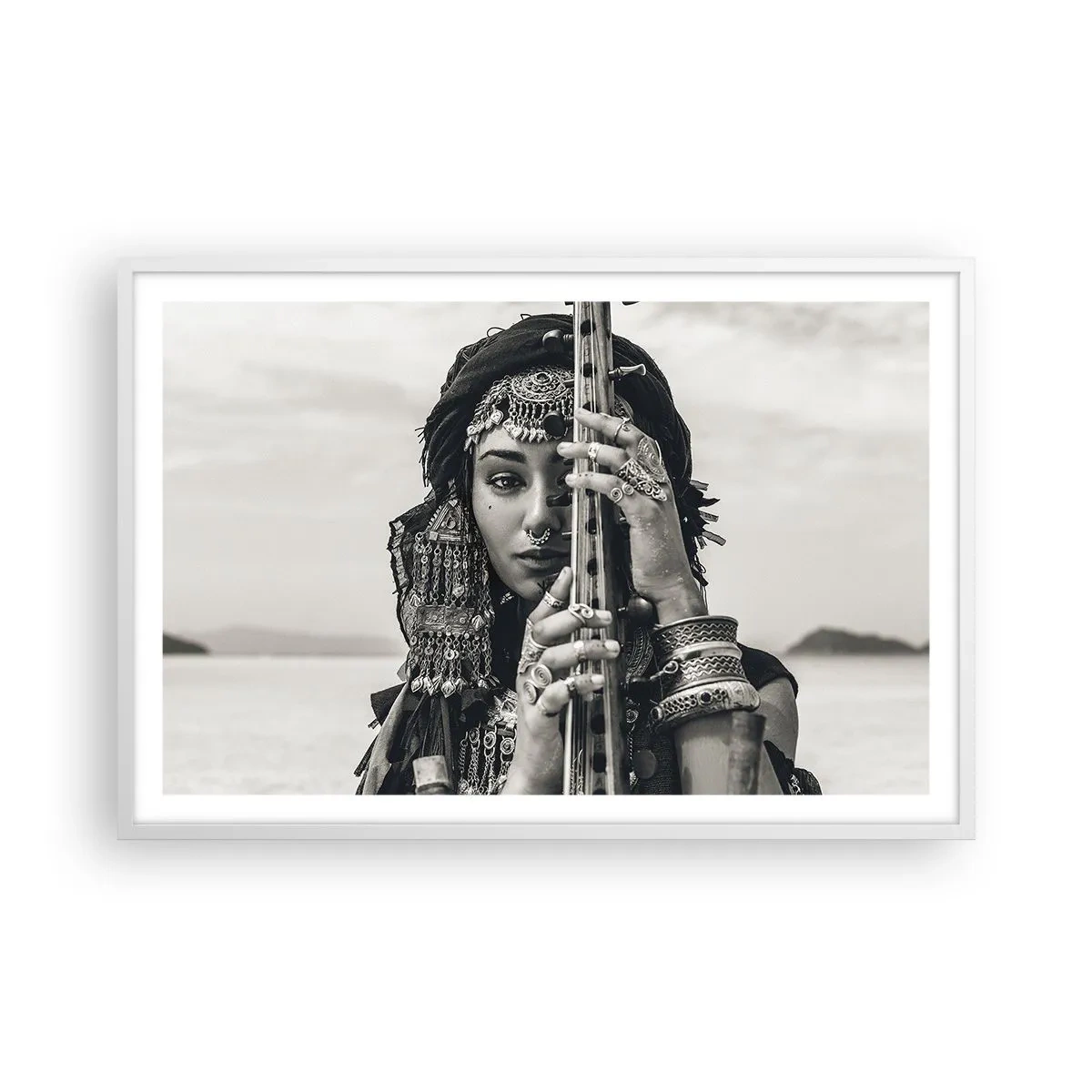 Poster in een witte lijst - De muziek van het Oosten zelf - 91x61 cm